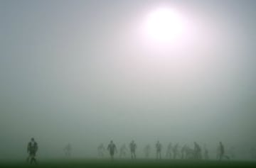 La niebla protagonista en el partido de rugby entre el Zebre Rugby y el Stade Toulousain en el Estadio Lanfranchi de Parma.