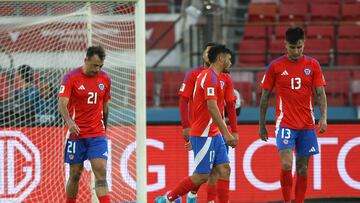 Futbol, Chile vs Bolivia.
Primera rueda, clasificatorias al Mundial 2026.
El la seleccion chilena se lamenta tras el gol de Bolivia durante el partido de la primera rueda de las eliminatorias al mundial de 2026 disputado en el estadio Nacional de Santiago, Chile.
10/09/2024
Jonnathan Oyarzun/Photosport
Football, Chile vs Bolivia.
World Cup 2026 qualifiers.
Chile's players reacts after Bolivia’s goal during a 2026 World Cup qualifier match at the National stadium in Santiago, Chile.
10/09/2024
Jonnathan Oyarzun/Photosport