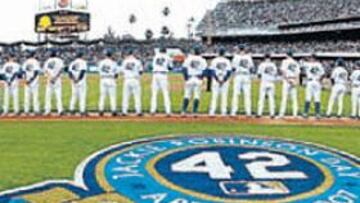<b>EL 42. </b>Robinson debutó con el 42 y en los Dodgers lo recordaron.