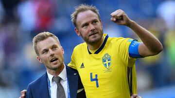 Sebastian Larsson, a la izquierda, celebra el triunfo de Suecia ante Inglaterra junto a Andreas Granqvist.