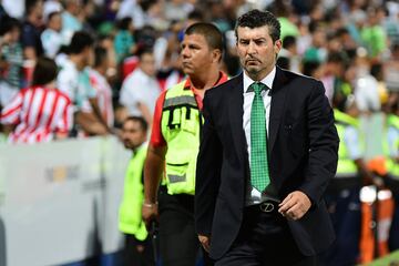 Santos fue el último equipo en el que estuvo al frente, sin embargo no tuvo un buen rendimiento en los 40 partidos en los que dirigió a los de la Laguna y dejó al equipo en el Apertura 2017.