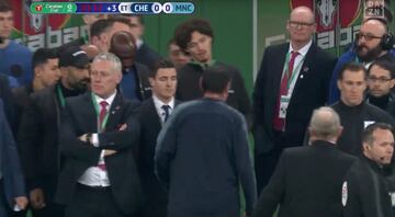 En el 迆ltimo minuto de la segunda parte de la pr車rroga de la Carabao Cup, Kepa Arrizabalaga, portero del Chelsea, se neg車 a abandonar el campo sustituido. El italiano Sarri hab赤a mandado a Willy Caballero saltar al campo por el portero espa?ol, pero Kepa se neg車 a ser cambiado. Incluso, el 芍rbitro habl車 con Kepa para que abandonara el c谷sped pero el espa?ol se neg車 en rotundo. El t谷cnico italiano hab赤a tomado la decisi車n de sacar al guardameta argentino por Kepa, despu谷s de que el exportero del Athletic se quejar芍 de problemas f赤sicos. El enfado de Sarri fue may迆sculo y amag車 con marcharse del banquillo hac赤a el vestuario. La autoridad del entrenador italiano, muy tocado por los malos resultados, queda en entredicho. Luego en la tanda de penalti el Chelsea perdi車 y Kepa s車lo pudo atajar el lanzamiento de San谷.