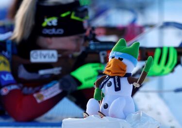 La localidad alemana de Oberhof acogió desde el día 7 hasta el 9 la Copa del Mundo de biatlón, una modalidad que siempre deja imágenes curiosas. Como la que ilustra estas líneas, en la que aparece la noruega Marta Olsbu Roeiseland en el campo de tiro, durante un entrenamiento, junto a un peluche de la mascota de la competición.