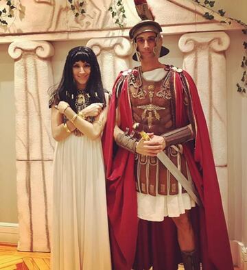 Álvaro Arbeloa disfrazado de legionario romano y su mujer Carlota Ruíz de Cleopatra.