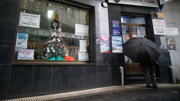 Un hombre con paraguas entra en una administración de Loterías y Apuestas del Estado en el municipio de Pedrafita do Cebreiro, 13 de diciembre de 2023, en Pedrafita do Cebreiro, Lugo, Galicia (España). Un nuevo frente de frío ha entrado hoy por las montañas del este gallego, que dejará temperaturas mínimas de 2º C y nieve en altitudes superiores a 1.200 metros.
13 DICIEMBRE 2023;LUGO;GALICIA;PEDRAFITA DO CEBREIRO;NIEVE;FRIO;BORRASCA;INVIERNO
Carlos Castro / Europa Press
13/12/2023