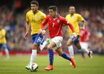 Alexis Sánchez contra Thiago Silva.