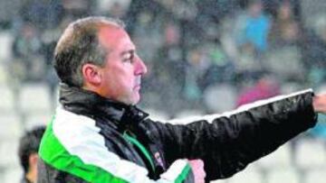 <b>PREOCUPADO. </b>El técnico blanquiverde tiene a varias de sus piezas claves a punto de ser sancionados con un encuentro.