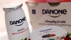 FILE PHOTO: Danone products displayed before the French food group&#039;s 2019 annual results presentation in Paris, France, February 26, 2020. REUTERS/Christian Hartmann/File Photo