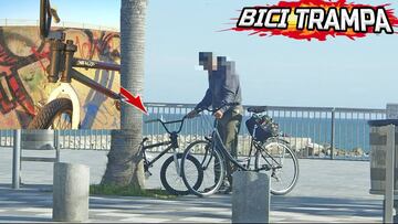 TipsBMX coloca una bici trucada para parar una trampa en c&aacute;mara oculta a alg&uacute;n ladr&oacute;n de bicis en la Barceloneta, Barcelona. 