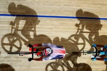 El ciclista brit¨¢nico Christopher Latham parec que tiene que pelear con un rival inesperado: su sombra.