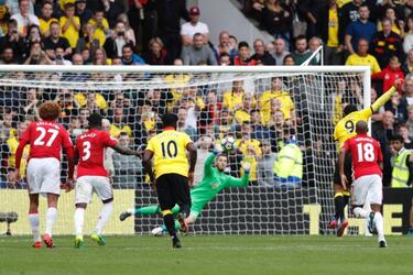 Manchester United fall apart at the seams in third straight defeat