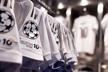 Tienda del Bernabéu con las camisetas de Mbappé.
