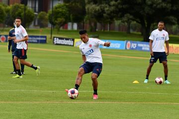 En la sede de la Federación Colombiana de Fútbol, en Bogotá, los convocados por Reinaldo Rueda para el morfociclo de la Selección Colombia tuvieron su primer día de entrenamiento. 