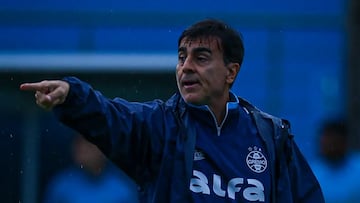 Gustavo Quinteros, candidato a dirigir a dos chilenos en un gigante de América