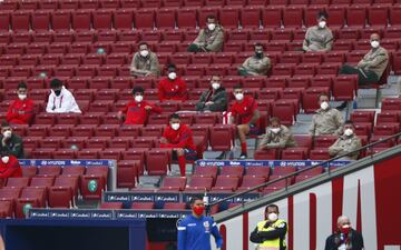 João Félix, lesionado, viendo el partido desde el banquillo. 