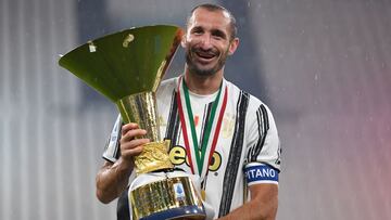 TURIN, ITALY - AUGUST 01: Giorgio Chiellini of Juventus FC celebrates with the trophy after the Serie A match between Juventus and AS Roma at Allianz Stadium on August 1, 2020 in Turin, Italy. (Photo by Valerio Pennicino/Getty Images)