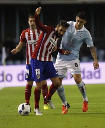 Pablo Hernández pugna por un balón con Jesús Gámez.