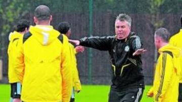 <b>EN LONDRES, SÍ. </b>Antes de partir a Barcelona, Hiddink sí aleccionó a los suyos en un entrenamiento matinal. El holandés quiere esconder sus cartas.