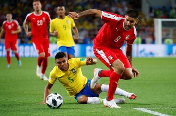 Aleksandar Mitrovic y Casemiro.