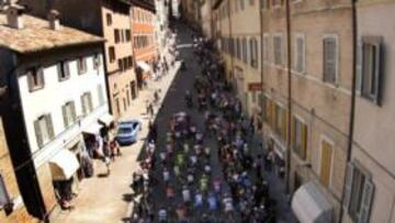 <b>PANORÁMICA. </b>El pelotón del Giro atraviesa las calles de Urbino, ciudad de la salida de ayer. La etapa transcurrió por las Marcas italianas.