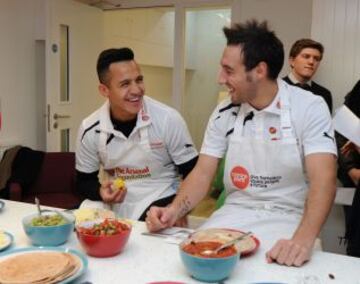 Alexis Sánchez durante una actividad sociales con sus compañeros del Arsenal en Londres.