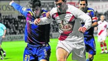 <b>SIN PEGADA. </b>Piti intenta avanzar ante la presión de Echaide.