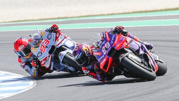 Marc Márquez persigue a Jorge Martín con la Ducati durante una carrera de MotoGP 2024.