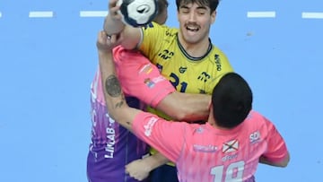 Gorka Nieto presionado por la defensa riojana.