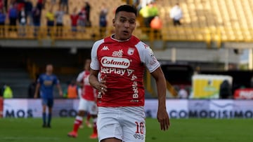 BOGOTA - COLOMBIA, 19-02-2022: Jhon Velasquez de Independiente Santa Fe y Andres Cadavid de Deportivo Independiente Medellin disputan el balon durante partido de la fecha 8 entre Independiente Santa Fe y Deportivo Independiente Medellin por la Liga BetPla