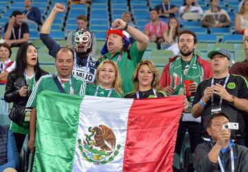 Seguidores mexicanos animan a su selección antes del inicio de un encuentro entre México y Nueva Zelanda perteneciente a la Copa Confederaciones.