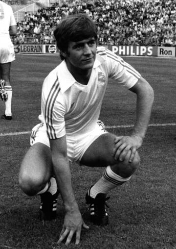 El salmantino fich車 por el Real Madrid en 1981 y estuvo en el club madridista hasta 1984. En 1985 firm車 con el Betis y jug車 all赤 hasta 1988.