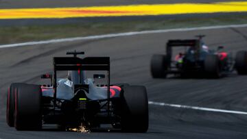 Jenson Button y Fernando Alonso durante el GP China 2016.