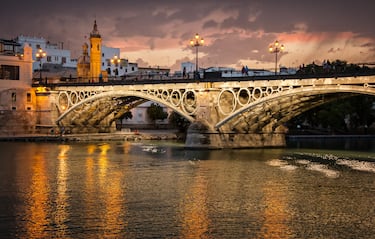Su nombre oficial es Puente de Isabel II, es un puente de hierro emblemático de Sevilla que cruza el río Guadalquivir y conecta el centro de la ciudad con el popular barrio de Triana. Construido entre 1845 y 1852, el puente fue diseñado por los ingenieros Ferdinand de Gourgues y Gustavo Steinacher, inspirándose en el desaparecido Puente del Carrusel de París. 

