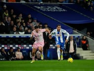 CORNELLÁ EL PRAT (BARCELONA), 09/03/2026.- El centrocampista belga del Espanyol Cyril Ngonge (d) lucha con Javi López, del Oviedo, durante el partido de la jornada 27 de LaLiga que RCD Espanyol y Real Oviedo disputan hoy lunes en el RCDE Stadium. EFE/Enric Fontcuberta