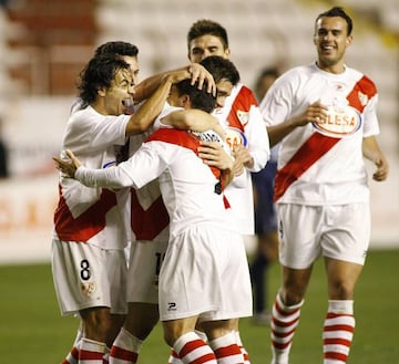 Míchel y Amaya celebran un gol de Collantes.