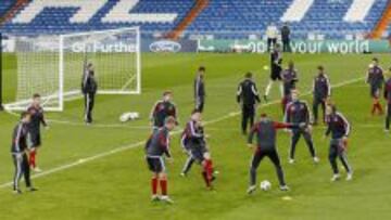 LOS HOLANDESES
 SE ENTRENARON
 EN EL BERNAB&Eacute;U. La plantilla del Ajax es una de las m&aacute;s j&oacute;venes de Europa con una media de edad de 21 a&ntilde;os. Ayer, esos j&oacute;venes se entrenaron en el c&eacute;sped del Bernab&eacute;u bajo la atenta mirada en la grada de varios ilustres. All&iacute; estaban Leo Beenhakker, Van der Sar, Ronald De Boer y Sjaak Swaart. Tambi&eacute;n hubo 80 aficionados del equipo ajaccied.