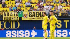 VILLARREAL, SPAIN - APRIL 15: Alex Baena of Villarreal CF looks on as fans display a banner which reads "no to violence" during the LaLiga Santander match between Villarreal CF and Real Valladolid CF at Estadio de la Ceramica on April 15, 2023 in Villarreal, Spain. (Photo by Aitor Alcalde/Getty Images)