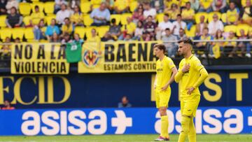 VILLARREAL, SPAIN - APRIL 15: Alex Baena of Villarreal CF looks on as fans display a banner which reads "no to violence" during the LaLiga Santander match between Villarreal CF and Real Valladolid CF at Estadio de la Ceramica on April 15, 2023 in Villarreal, Spain. (Photo by Aitor Alcalde/Getty Images)