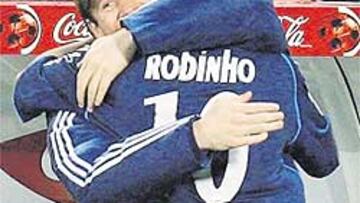 Robinho y Cassano celebran juntos la victoria.