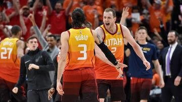 Joe Ingles felicita a Ricky Rubio.