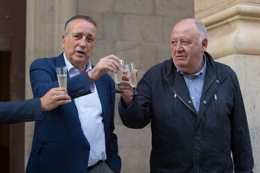 Fernando Roig y José Manuel Llaneza brindan por los 25 años del vicepresidente al frente del Villarreal en 2019.