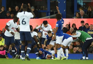 El jugador portugués se fracturó la pierna tras la entrada de Heung-MIng Son por detrás, para chocar en la caída con Serge Aurier.