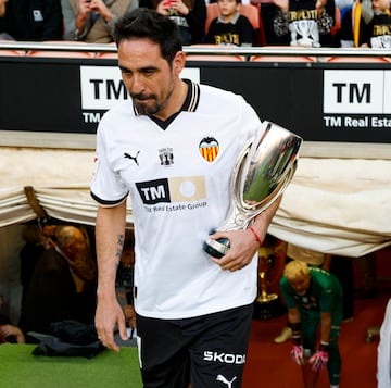 Vicente Rodríguez con el trofeo de la Supercopa.