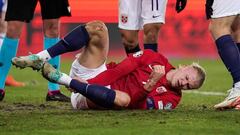 Erling Haaland, jugador de Noruega, se duele del tobillo en un partido.