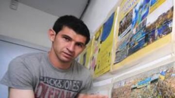 <b>APOYADOS. </b>Juanjo posa ayer con los carteles de ánimo que la afición ha puesto en Carranza.