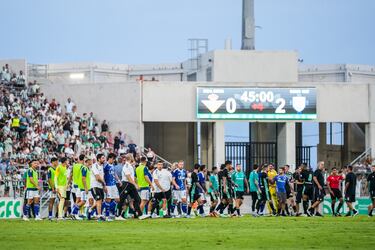Jugadores del Betis y del Como se enzarzan en una pelea momentos antes del descanso.