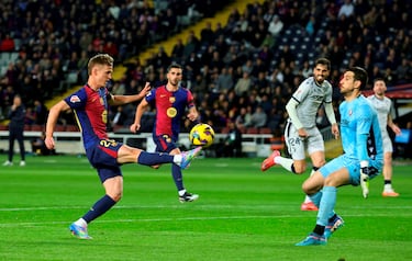 Jugada del penalti. Dani Olmo se interna en el área y es derribado por Sergio Herrera.
