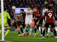 James Hill marca un gol.