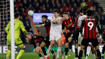 James Hill marca un gol.