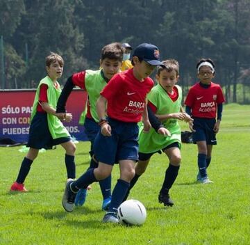 Unos niños juegan al futbol en los cursos del Barcelona